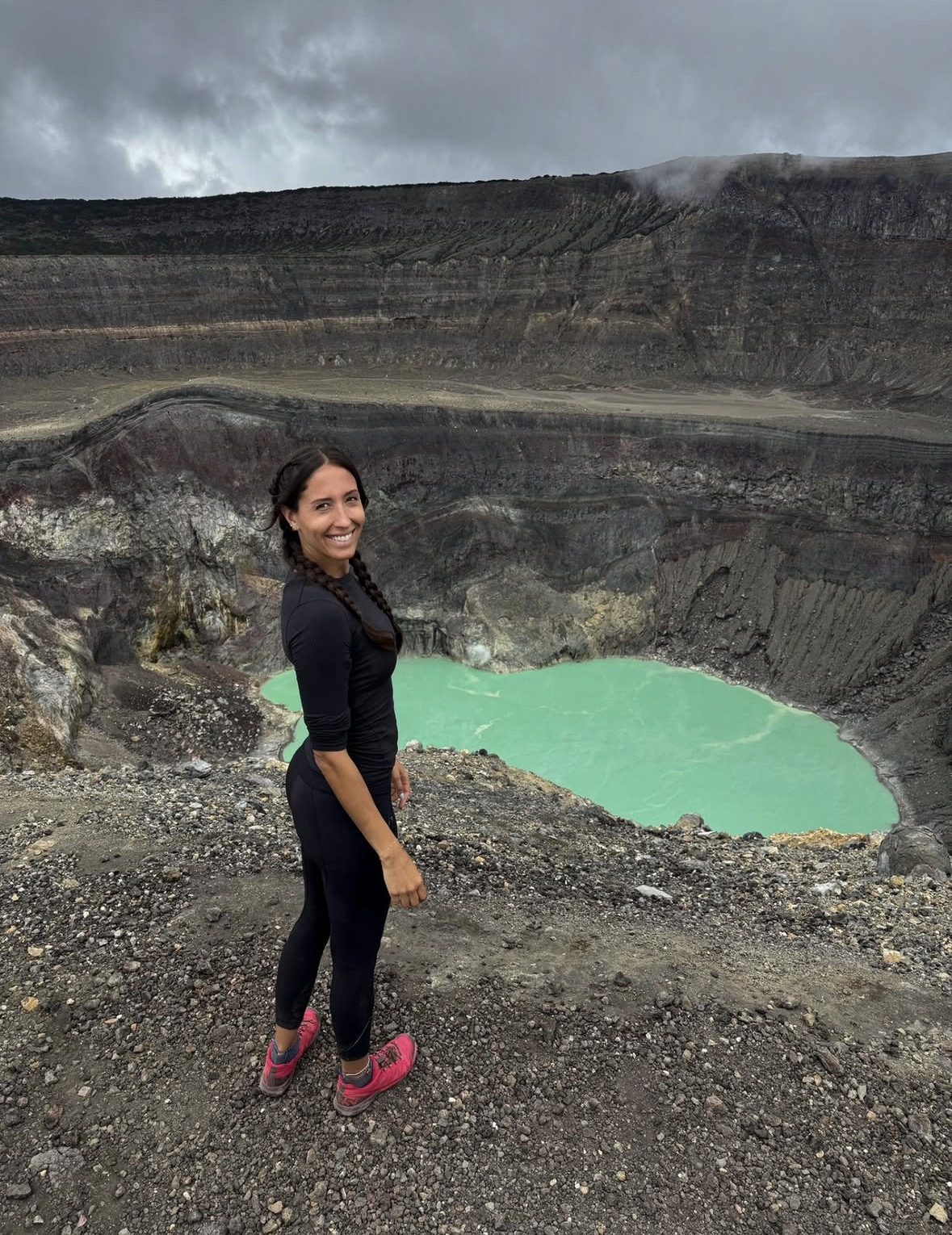 Vue sous ciel dégagé depuis le sommet du volcan Santa Ana lors d'un circuit en saison sèche