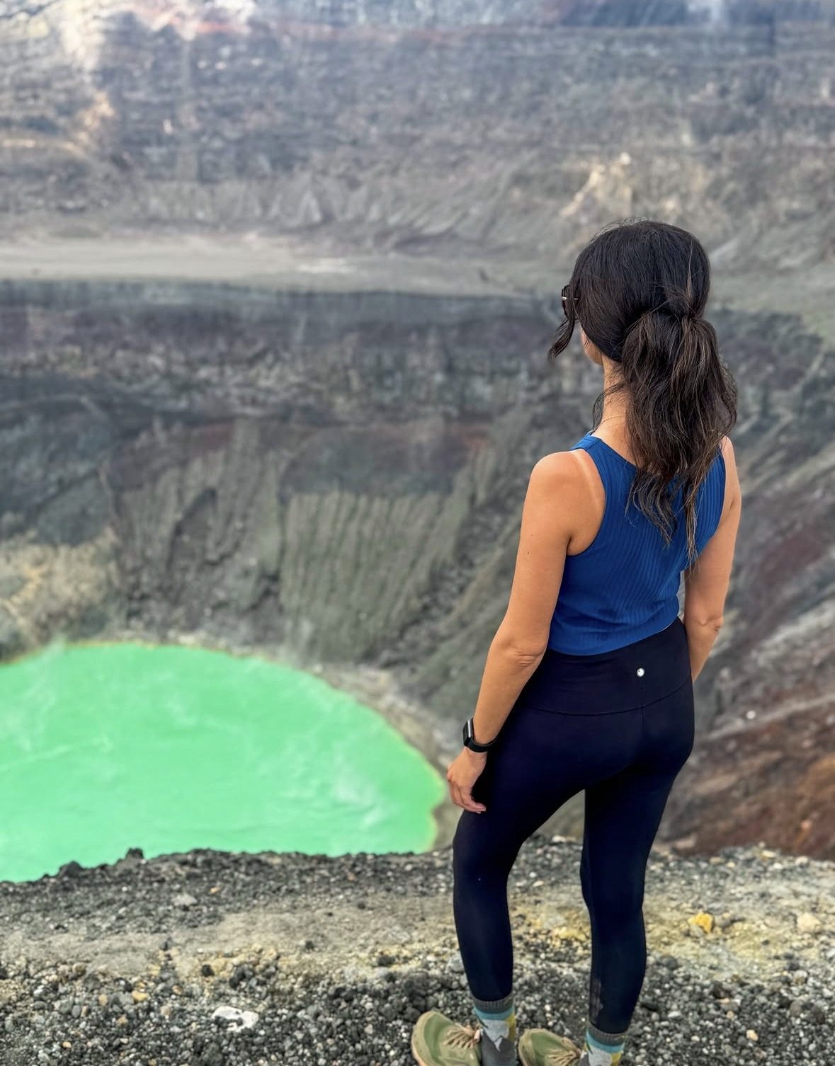 Randonneurs lors d'une excursion au volcan Santa Ana surplombant le lac de cratère turquoise au Salvador