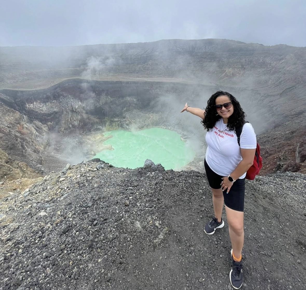 Guide local menant des touristes lors d'une excursion au volcan Santa Ana au Salvador